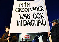 Protest tegen het optreden van Heesters in Amersfoort, 16 februari 2008