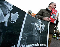 Protest tegen het optreden van Heesters in Amersfoort, 16 februari 2008