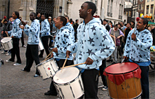 Drumband in de demonstratie naar het Vondelpark